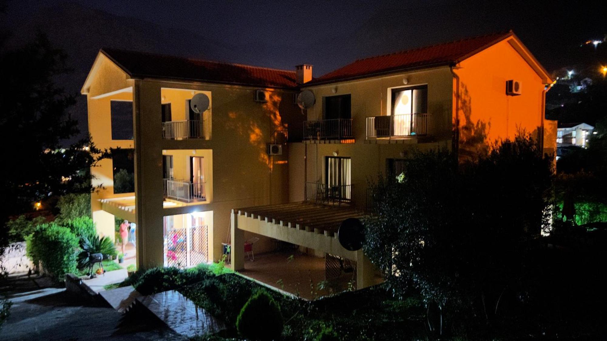 Villa Risan Apartments ภายนอก รูปภาพ