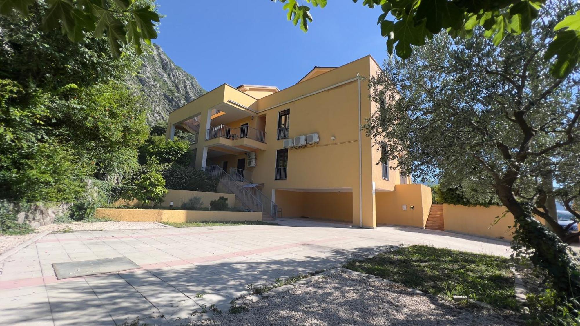 Villa Risan Apartments ภายนอก รูปภาพ